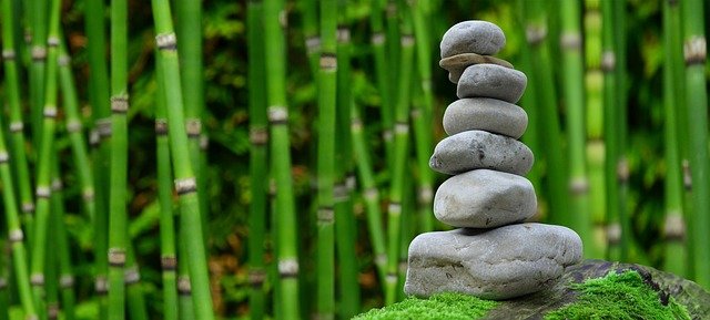 bambou et pierres empilées zen